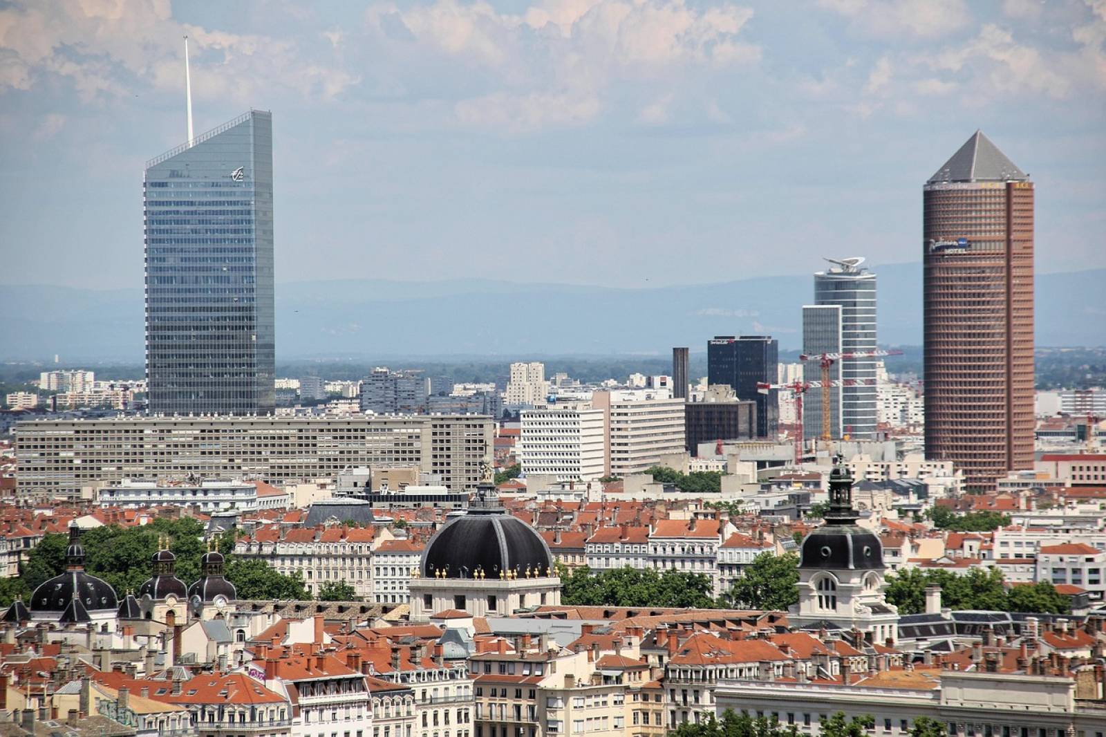 Poser des trappes de désenfumage performantes pour des établissements industriels conformes aux normes de sécurité en vigueur situés vers Grenoble 38000 en Isère