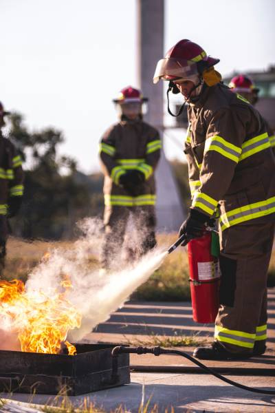 Pose et maintenance d’extincteurs pour la prévention des incendies en entreprise à Lyon